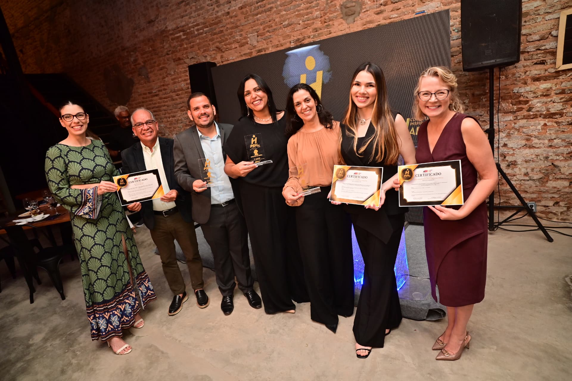 Vencedores da edição 2025 com troféus e certificados