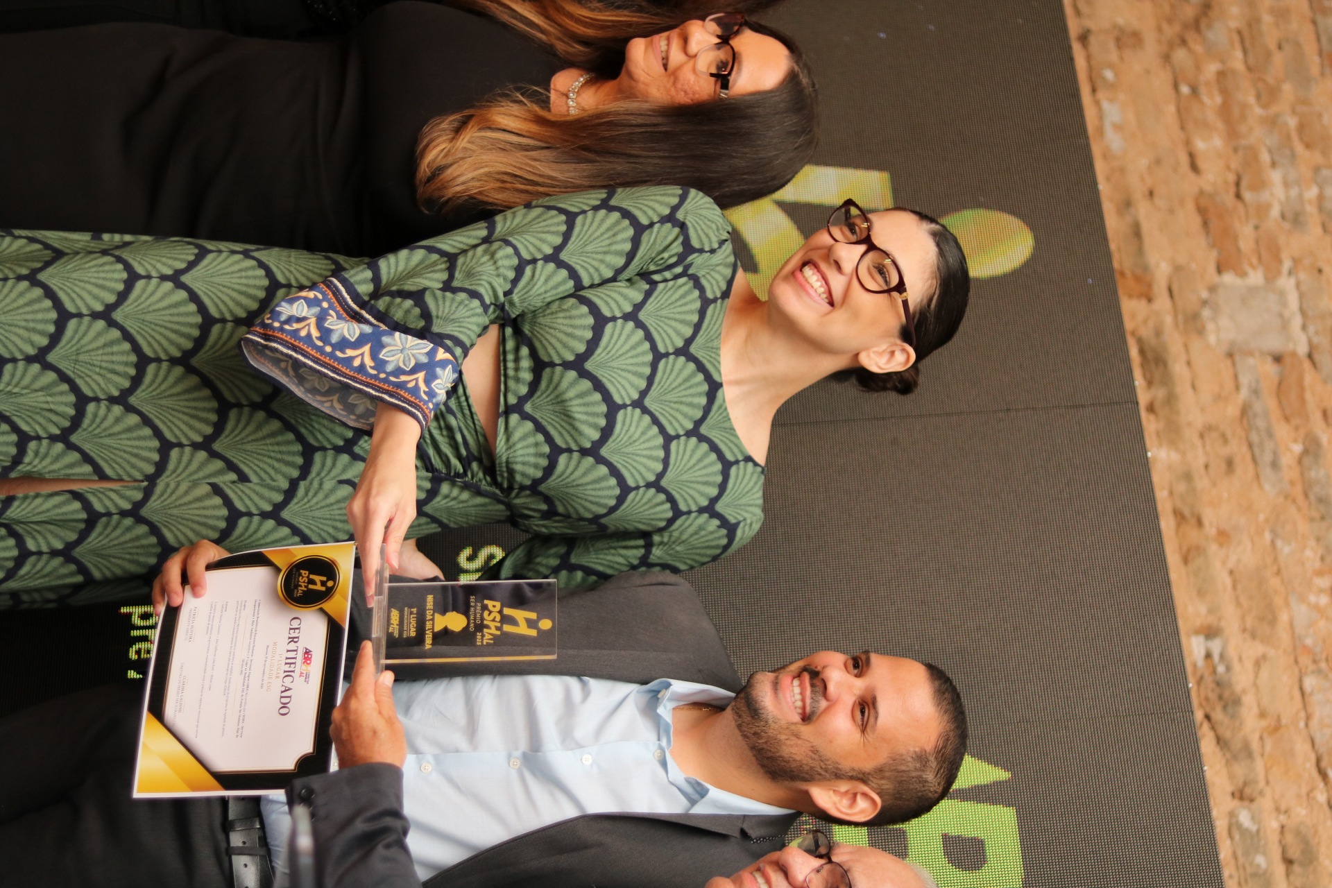 Entrega de troféu e certificado na edição 2025