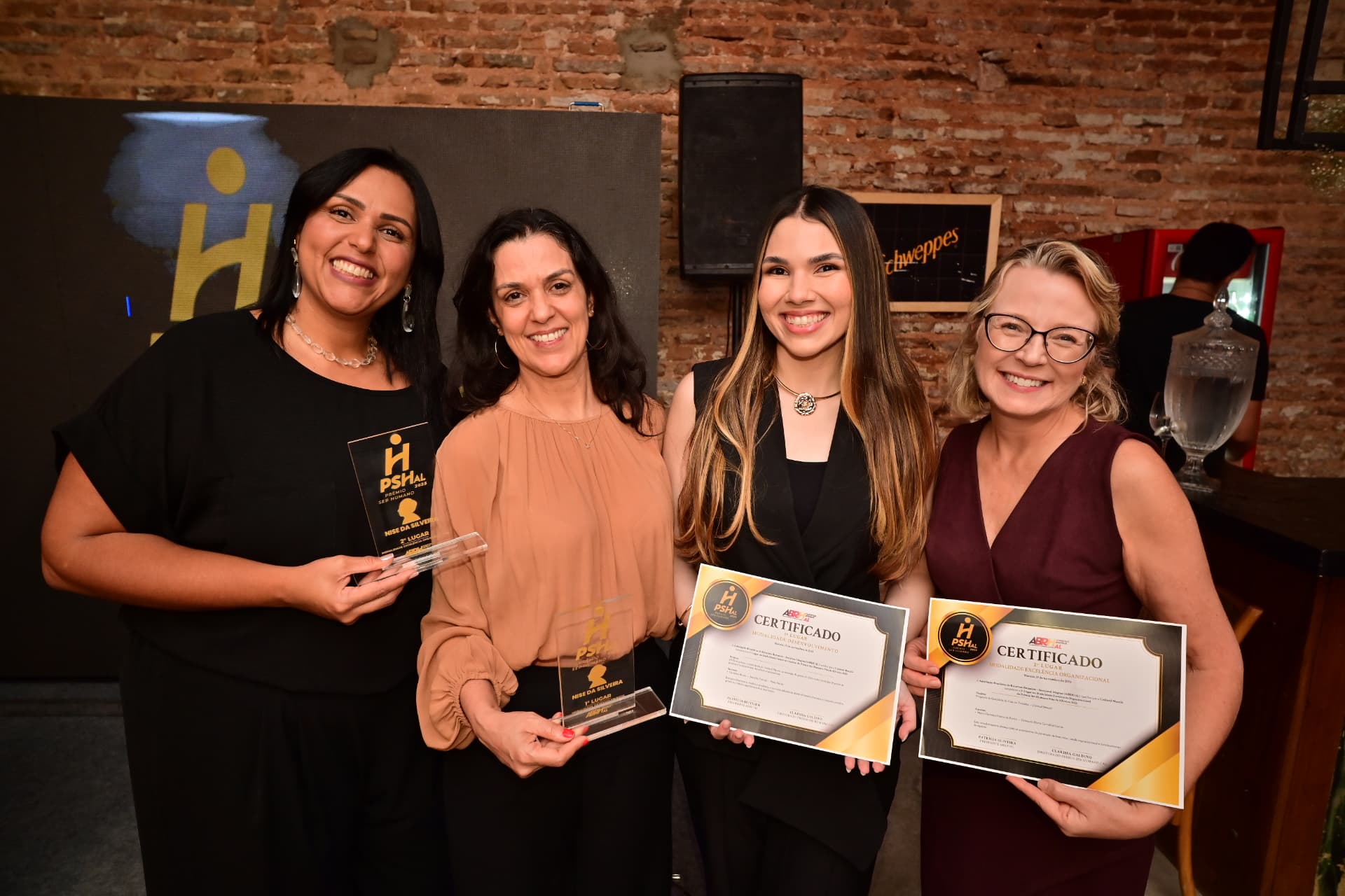 Premiadas exibindo troféus e certificados da edição 2025